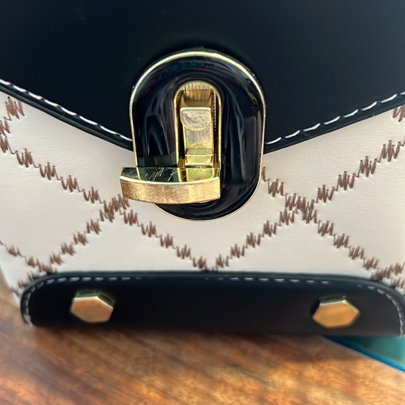 Small purse great for shopping or vacations. - Picture 8 of 10